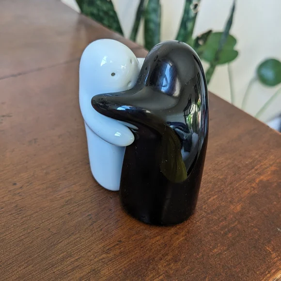 Hug Salt & Pepper Shakers NIB - Picture 3 of 8
